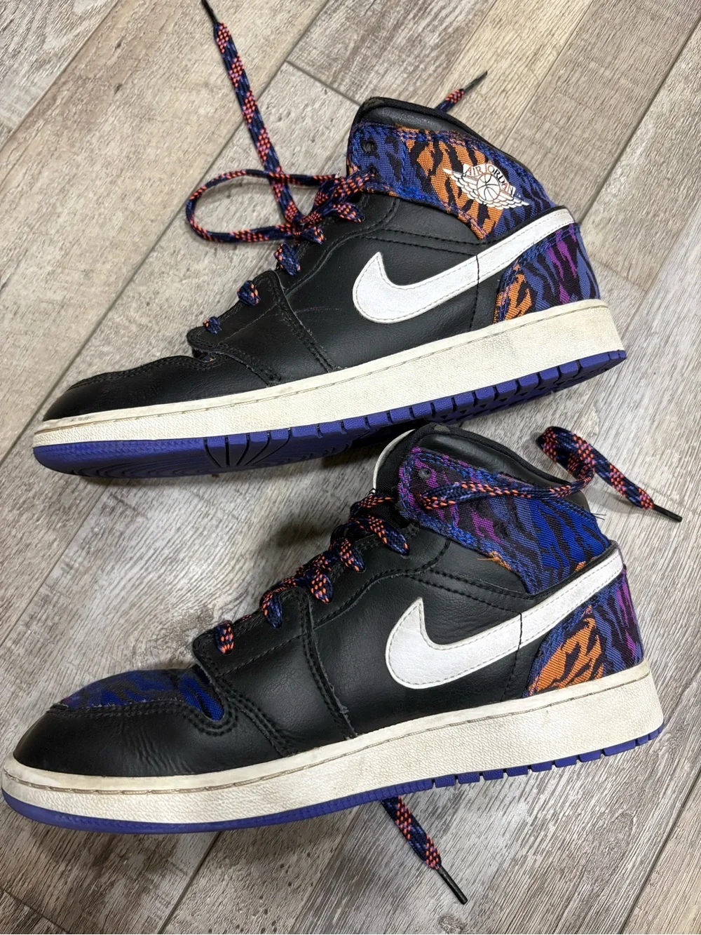 Nike Jordan Air 1 youth tiger stripe sneakers